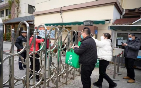 一份情驅(qū)散嚴寒，一片心常駐公益