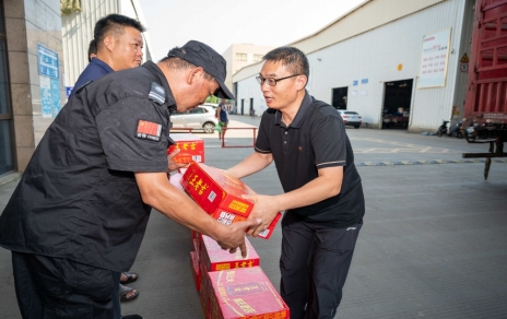 戰(zhàn)高溫、保供應，嘉興市財貿(mào)工會主席陳云建慰問我司基層員工